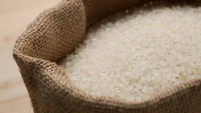 쌀이 깨끗한 백색을 띠지 않고, 거무튀튀한 색으로 변했다면 먹지 않는 것이 낫다｜출처: 게티이미지뱅크