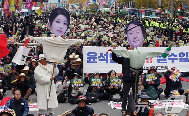 전국농민총연맹 농민들과 민주노총 노조원들이 20일 오후 서울 세종대로에서 열린 전국농민대회·윤석열 정권 2차 퇴진 총궐기 집회에서 구호를 외치고 있다. 2024.11.20/뉴스1 ⓒ News1 박세연 기자