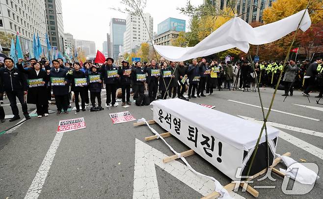 전국농민총연맹 농민들과 민주노총 노조원들이 20일 오후 서울 세종대로에서 열린 전국농민대회·윤석열 정권 2차 퇴진 총궐기 집회에서 상여를 앞에 놓고 구호를 외치고 있다. 2024.11.20/뉴스1 ⓒ News1 박세연 기자