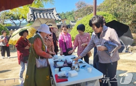 정읍시가 유네스코 세계유산으로 등재된 무성서원을 활용한 다양한 문화 프로그램을 진행해 호응을 얻고 있다. 방문객들이 다도체험을 하고 있다.(정읍시 제공)2024.11.21/뉴스1