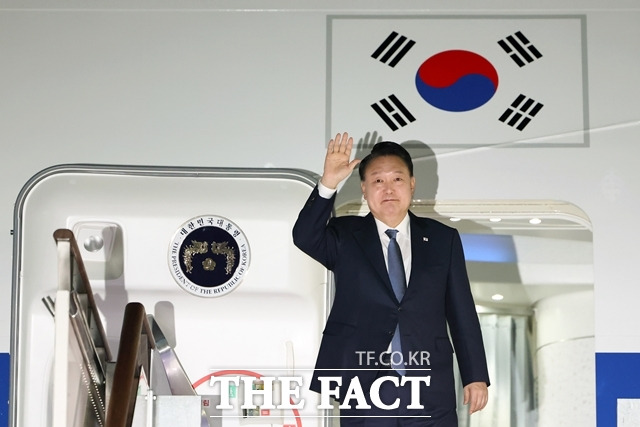 윤석열 대통령이 APEC 및 G20 정상회의 일정을 마치고 귀국하면서 개각 작업이 본격화될 전망이다. 윤 대통령이 21일 오전 중남미 순방 일정을 마치고 성남 서울공항에 도착해 전용기에서 내리고 있다. /대통령실