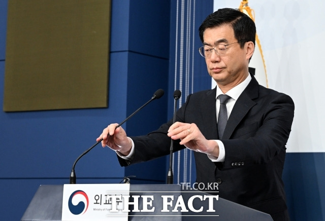 이재웅 외교부 대변인은 21일 사도광산 추도식에 참석하는 강제동원 피해자 유족들의 경비를 우리 정부가 부담하기로 결정한 데 대해 "일본과 협의하고 있는 내용들의 구체적 사실을 밝히기 어렵다"고 말했다. /임영무 기자