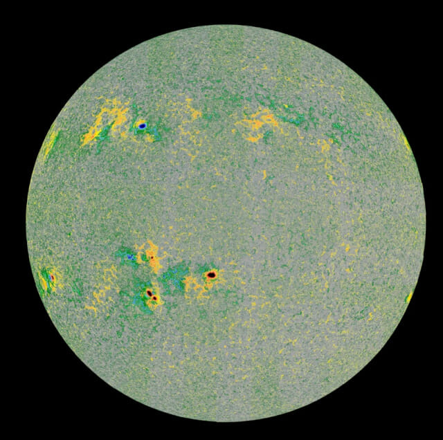 이 이미지는 태양 자기장을 보여준다. 자기장은 태양 흑점과 그 주위에 집중되어 있다. (출처= ESA & NASA/Solar Orbiter/PHI Team)