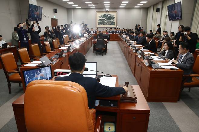 박찬대 국회 운영위원장이 21일 오후 서울 여의도 국회에서 열린 운영위원회 전체회의에서 대통령비서실과 국가안보실의 특활비 삭감을 포함한 예산안을 의결하고 있다. 이날 국민의힘 의원들은 윤석열 정부에 대한 분풀이 예산 삭감이라며 표결에 참여하지 않고 퇴장했다. /뉴스1