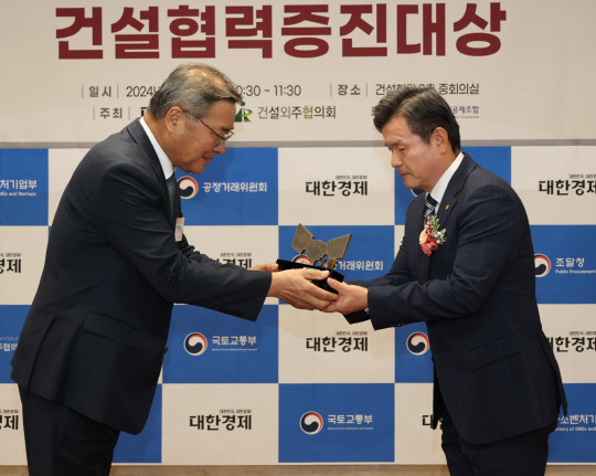 동부건설은 20일 서울 강남구 논현동 건설회관에서 열린 '2024 제20회 건설협력증진대상'에서 대상을 수상했다고 밝혔다. [동부건설 제공]