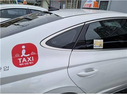 인천시는 택시 이미지 제고를 위해 지역 법인택시에 ‘아이(i)-TAXI, 해피 인천 택시’ 스티커를 부착한다. 인천시 제공.