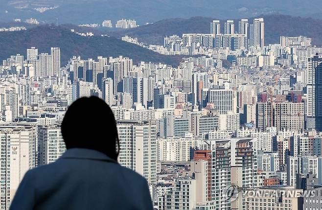 서울 중구 남산에서 바라본 서울 시내 주택과 아파트 단지의 모습. 연합뉴스