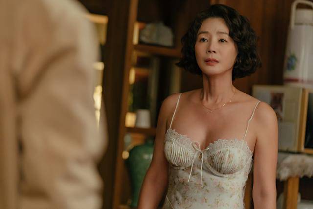 드라마 '정숙한 세일즈' 속 김성령의 모습. 가부장적 인식이 팽배했던 1990년대 여성의 욕망을 드러내는 금희를 연기했다. JTBC 제공