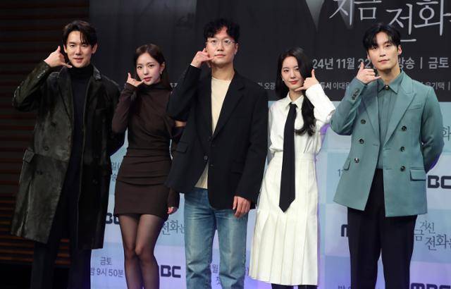 배우 유연석(왼쪽부터) 채수빈 박상우 감독 장규리 허남준이 21일 오후 서울 마포구 MBC에서 열린 MBC 새 금토드라마 '지금 거신 전화는' 제작발표회에서 포즈를 취하고 있다. 뉴시스