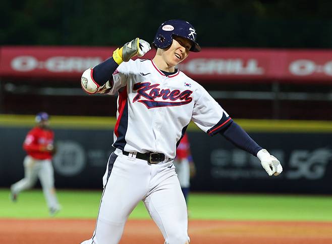 <yonhap photo-4554="">16일 오후 대만 타이베이 톈무야구장에서 열린 세계야구소프트볼연맹(WBSC) 프리미어12 2024 B조 조별리그 대한민국과 도미니카공화국의 경기. 8회말 2사 2,3루에서 박성한이 역전 적시타를 친 뒤 세리머니를 하고 있다. [연합뉴스]</yonhap>