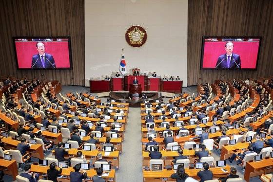 지난 4일 국회 본회의에서 한덕수 국무총리가 2025년도 예산안에 대한 시정연설문을 대독하는 모습. 전민규 기자