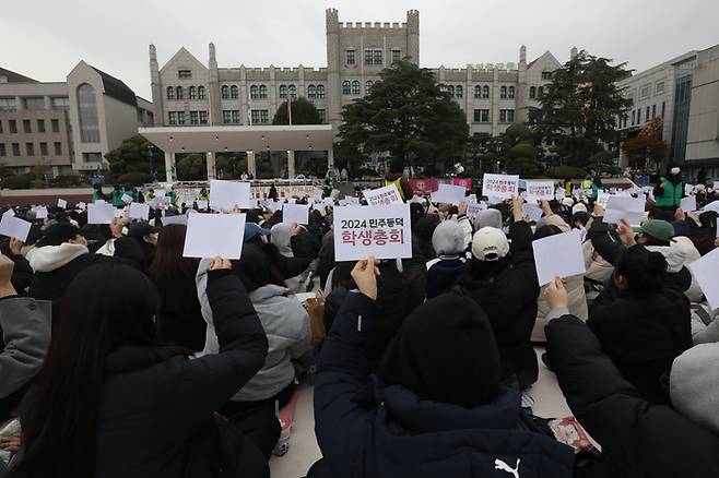 동덕여자대학교 학생들이 20일 서울 성북구 동덕여자대학교 월곡캠퍼스 운동장에서 학생총회를 열고있다. 정효진 기자