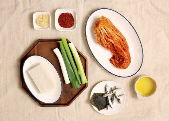 Ingredients for kimchi jjigae [JOONGANGILBO]