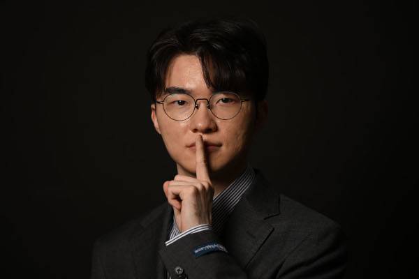 프로게이커 ‘페이커’ 이상혁이 20일 서울 웨스틴조선 호텔에서 본보와 단독 인터뷰를 하기 전 사진 촬영에 응하고 있다. 윤웅 기자