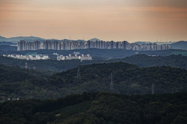 경기도 파주시 접경지역에서 바라본 서울 방면에서 운정신도시 아파트들이 성벽처럼 군집을 이루고 있다. 연합뉴스