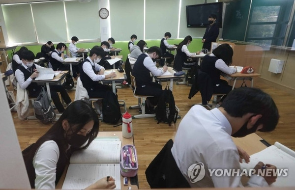 지난 6월 경기도에 있는 한 고등학교에서 학생들이 모의고사를 치르고 있다. 연합뉴스