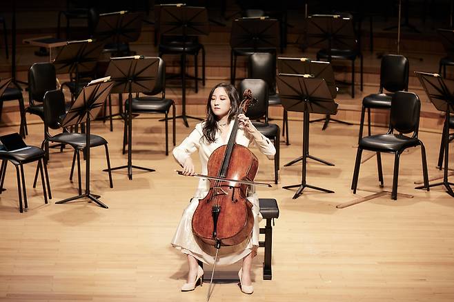 2025년 롯데콘서트홀 인 하우스 아티스트로 선정된 기념으로 열린 기자간담회에서 첼로 연주를 선보이는 최하영. 사진제공=롯데콘서트홀