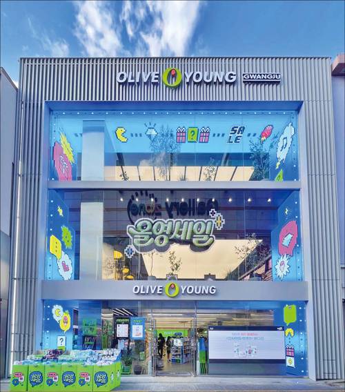 CJ올리브영은 수도권은 물론 지방을 중심으로 매장을 꾸준히 늘려가고 있다. 사진은 올해 6월 광주에 문을 연 ‘올리브영 광주타운’. (CJ올리브영 제공)