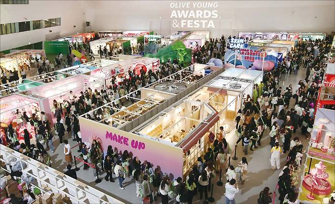 올리브영은 신진 K뷰티 브랜드 등용문으로 유명하다. 전국 판매 채널 구축과 마케팅 비용이 부담스러운 중소기업과 상생을 꾀한다. 사진은 지난해 12월 서울 동대문디자인플라자에서 진행한 ‘2023 올리브영 어워즈&페스타’ 모습. (CJ올리브영 제공)