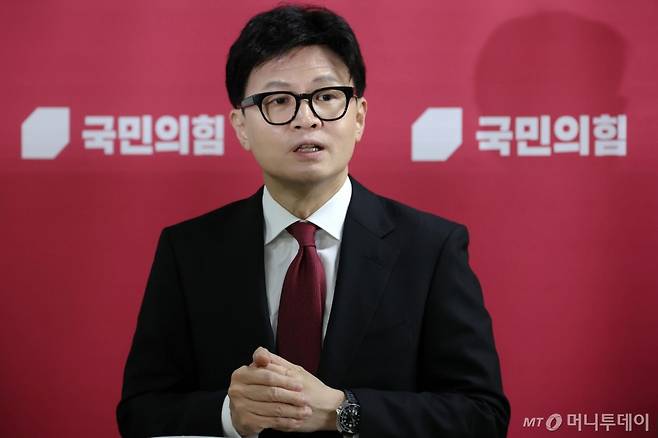 [서울=뉴시스] 조성우 기자 = 한동훈 국민의힘 대표가 21일 오전 서울 여의도 국회에서 열린 최고위원회의를 마친 뒤 취재진 질문에 답변하고 있다. 2024.11.21. xconfind@newsis.com /사진=조성우