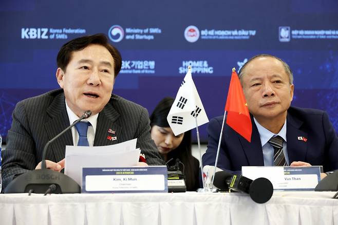 김기문 중소기업중앙회장(왼쪽)과 응우엔 반 떤 베트남 중소기업협회장이 21일 국가혁신센터(NIC) 호아락 캠퍼스에서 열린 '2024 한·베 투자협력 포럼' 기자간담회에서 기자들의 질문에 답변하고 있다./사진=중소기업중앙회