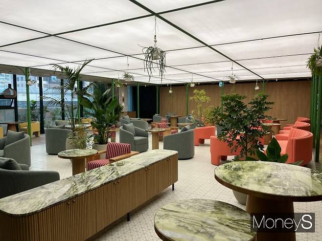 올리브영N 성수는 1~3층은 판매 공간으로, 4~5층은 입점 브랜드사 네트워킹과 사무 공간으로 사용된다. 21일 오전 방문한 올리브영N 성수 4층의 모습. /사진=김서현 기자