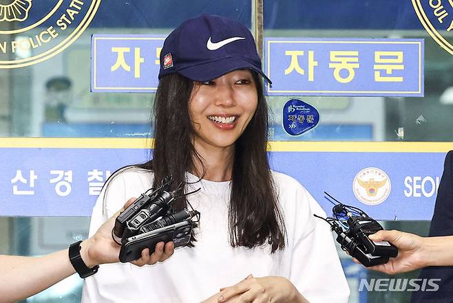 [서울=뉴시스] 황준선 기자 = 민희진 어도어 대표가 9일 오후 서울 용산경찰서에서 업무상 배임 혐의 관련 피고발인 조사를 마친 뒤 경찰서를 나서고 있다. 2024.07.09 hwang@newsis.com