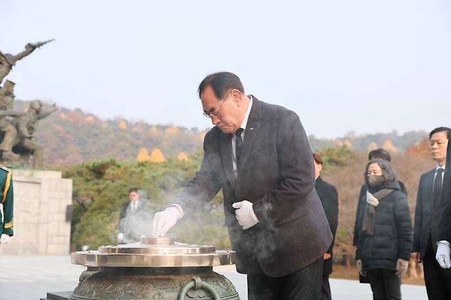 [서울=뉴시스] 하형주 체육공단 이사장이 21일 국립서울현충원을 찾아 참배하며 호국영령의 넋을 기렸다. (사진=체육공단 제공) *재판매 및 DB 금지