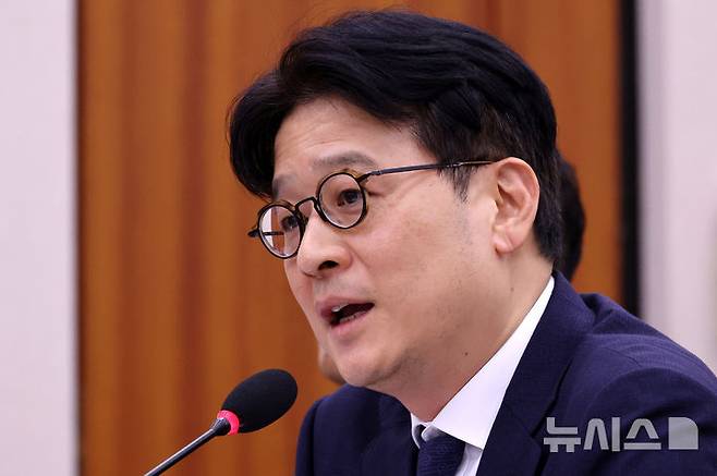 [서울=뉴시스] 조성우 기자 =더불어민주당이 오는 28일 국회 본회의에서 이창수 서울중앙지검장 등에 대한 탄핵소추안을 보고하기로 한 가운데, 검찰은 "이재명 대표 사건 공소 유지에 지장을 초래할 것"이라고 전했다. 사진은 이 지검장이 10월18일 오후 서울 여의도 국회에서 열린 법제사법위원회의 서울고등검찰청, 서울중앙지방검찰청 등에 대한 국정감사에서 의원 질문에 답변하는 모습. 2024.10.18. xconfind@newsis.com