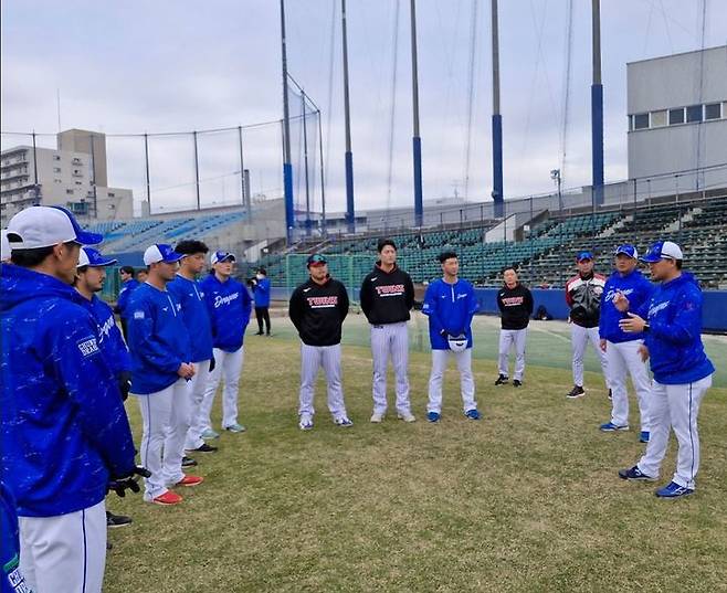 일본프로야구 주니치 드래건스 마무리 훈련에 참가했던 LG 트윈스 선수들과 코치들이 귀국했다. (사진=LG 제공) *재판매 및 DB 금지