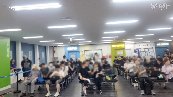 지난해 7월 뉴스타파 취재진이 촬영한 경기도 동탄 쿠팡 물류센터의 모습. 업무 시작 전 일용직 노동자들이 대기하고 있다.&nbsp;