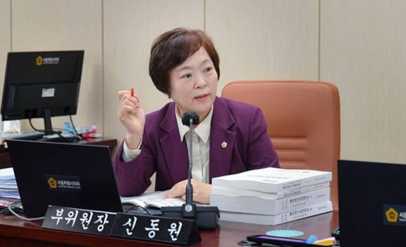지난 12일 열린 복지기관 소관 행정사무감사에서 질의중인 신동원 의원