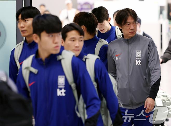 대한민국 축구 국가대표팀 홍명보 감독과 선수들이 21일 오후 인천국제공항을 통해 귀국하고 있다.  /사진=뉴스1