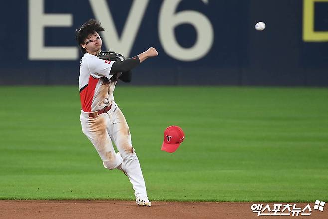 28일 오후 광주기아챔피언스필드에서 열린 '2024 신한 SOL Bank KBO 한국시리즈' 삼성 라이온즈와 KIA 타이거즈의 5차전 경기, 6회초 2사 KIA 유격수 박찬호가 삼성 박병호의 내야 안타 타구를 잡아 1루로 송구하고 있다. 타자 주자 박병호는 1루에서 세이프. 엑스포츠뉴스 DB