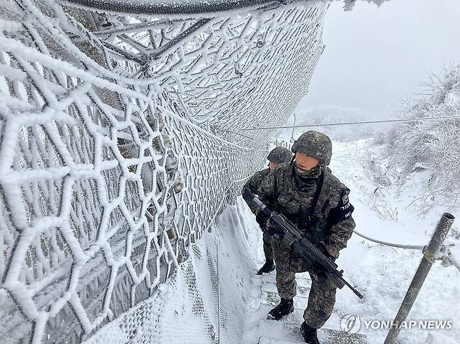 눈 쌓인 철책 점감하는 장병들 (서울=연합뉴스) 육군 21사단 GOP 장병들이 12일 오전 눈 쌓인 철책을 점검하며 경계근무를 서고 있다. 
    육군에서 가장 높은 곳에 위치한 관측소인 해발 1,242m의 가칠봉에는 밤새 11cm의 눈이 내렸다. 2023.12.12 [국방부 제공. 재판매 및 DB 금지] photo@yna.co.kr