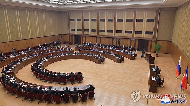 북러, 경제공동위 의정서 조인…"다방면 협력사업 활성화" (평양 조선중앙통신=연합뉴스) 북한과 러시아가 '10차 경제공동위원회'(무역, 경제 및 과학기술협조위원회)를 열어 의정서를 체결했다.
   북러 양국은 15일 평양에서 경제공동위원회 회의를 열고 의정서에 조인했다고 조선중앙통신이 16일 보도했다.
   윤정호 대외경제상과 알렉산드르 코즐로프 천연자원부 장관이 양국 위원장으로 회의에 참석했다. 2023.11.16 
    [국내에서만 사용가능. 재배포 금지. For Use Only in the Republic of Korea. No Redistribution]
 nkphoto@yna.co.kr