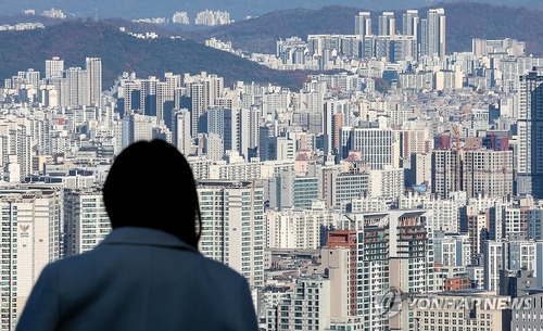 서울 중구 남산에서 바라본 서울 시내 주택과 아파트 단지의 모습 [연합뉴스 자료사진]