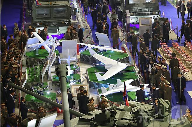 북한 노동당 기관지 노동신문은 22일 김정은 당 총비서가 지난 21일 열린 무장장비(무기) 전시회 '국방 발전 2024' 개막식에서 앞으로 마주하게 될 안보 위협들에도 "주동적으로 대처해나갈 수 있는 능력과 안전 담보를 확고히 가지고 있음을 확신한다＂며 국방력을 과시했다고 보도했다. [국내에서만 사용가능. 재배포 금지. DB 금지. For Use Only in the Republic of Korea. Redistribution Prohibited] rodongphoto@news1.kr