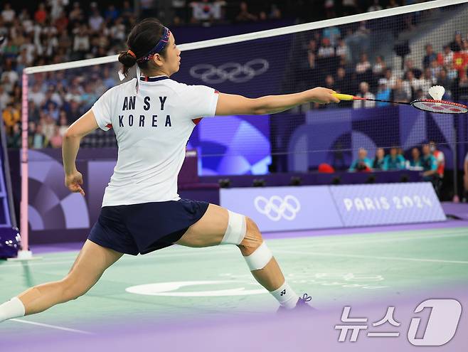 대한민국 배드민턴 대표팀 안세영이 5일 오후(한국시간) 프랑스 파리 라 샤펠 아레나에서 열린 2024 파리올림픽 배드민턴 여자 단식 결승에서 중국의 허빙자오 선수와 맞대결을 펼치고 있다. 2024.8.5/뉴스1 ⓒ News1 박정호 기자