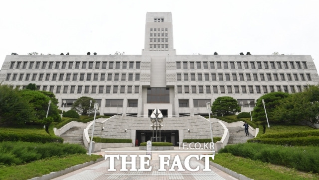 교직원 등이 사고로 사망했을 때 퇴직연금 상당의 손해배상 채권을 유족에게 먼저 상속하고 난 뒤 유족연금을 공제해야 한다는 대법원 전원합의체 판결이 나왔다. 이러면 피해자 유족이 받을 수 있는 금액이 더 늘어난다./더팩트 DB