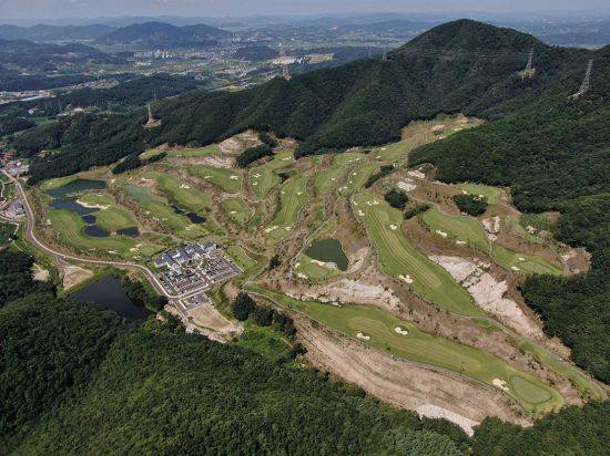 감곡CC는 빼어난 자연경관에 색다른 도전을 느낄 수 있는 골프장이다. 사진제공=감곡CC