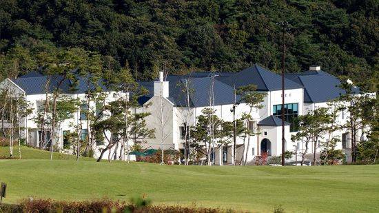 감곡CC 클럽하우스는 모던하면서 심플한 것이 인상적이다. 사진제공=감곡CC