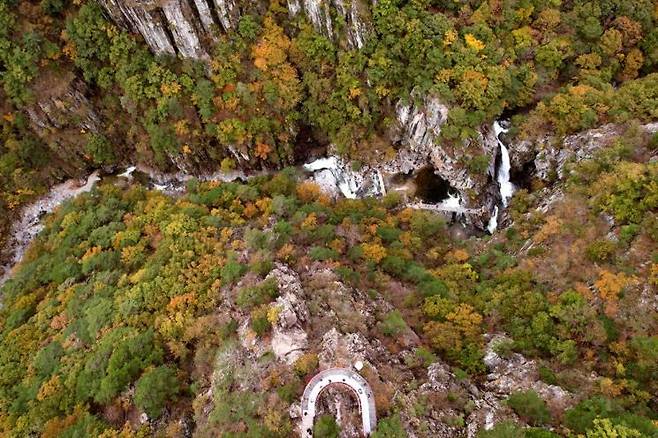 기암절벽위에 조성 된 소금강 전망대