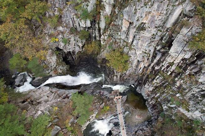 기암괴석에 둘러쌓인 연산폭포와 구름다리
