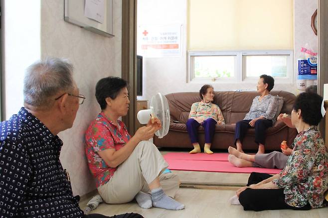 엄마 이정인 씨가 2018년 강원도 원주시에 살던 동네 경로당에서 찍은 사진. 코로나 팬데믹이 길어지자 이 씨는 서울 강동구로 이사 왔고 오랫동안 살던 원주 친구들을 그리워했다. / 이정인 제공