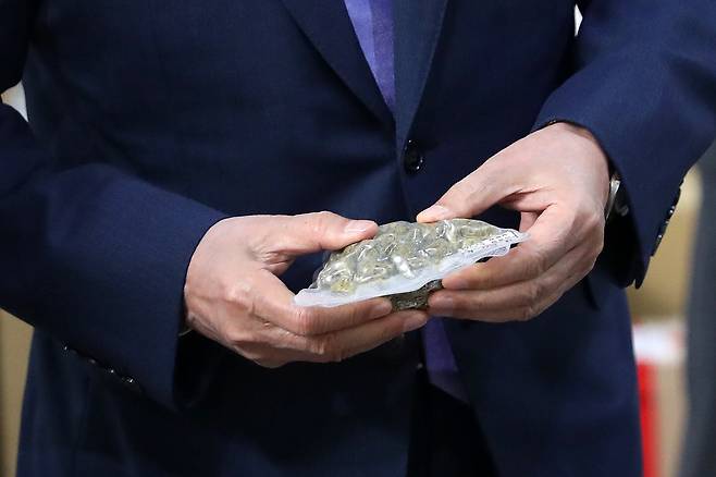 한덕수 국무총리가 지난 5월 인천 중구 인천공항세관 특송물류센터에서 마약 탐지견이 탐지한 마약을 살펴보고 있다. 송재준 고려대구로병원 이비인후과 교수는 "한국은 마약 사용자에 대해 처벌 위주의 정책을 펼치고 있지만, 의학계에서는 이들을 환자로 보고 있다"며 "마약 중독 치료에 집중한 정책도 필요하다"고 말했다./뉴스1