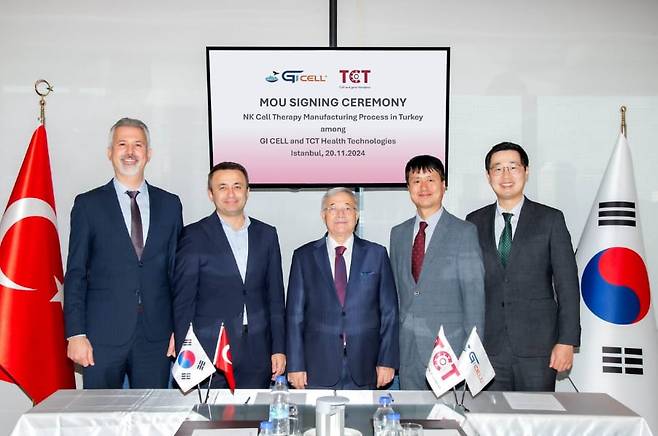 21일 지아이셀과 TCT Health Technologies 동종 유래 NK세포치료제 기술수출 의향서 체결했다. (왼쪽에서 두 번째) TCT 최고과학고문 아딜 마디노글루(Adil Mardinoglu)교수, (오른쪽 두 번째부터) 장명호 지아이셀 창업자(최고임상과학고문), 홍천표 지아이셀 대표이사. /지아이셀