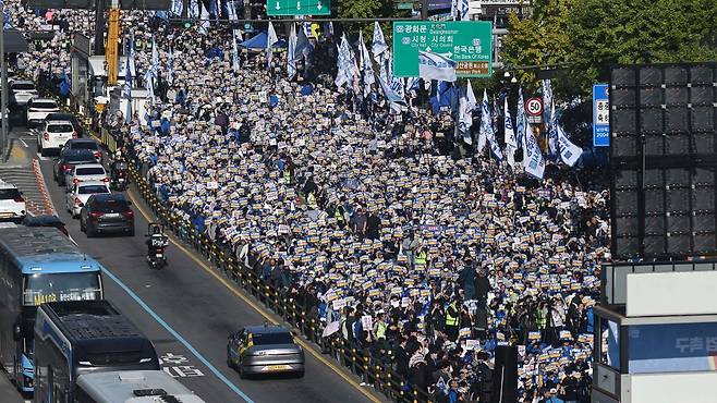 2일 오후 서울 중구 서울역 인근에서 열린 ‘김건희 국정농단 범국민 규탄대회’에서 참가자들이 구호를 외치고 있다. (공동취재) 2024.11.2. 뉴스1