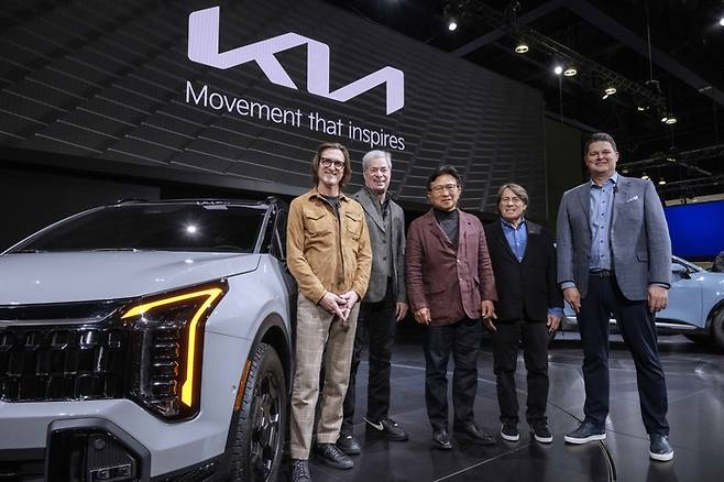 (왼쪽부터) 톰 컨즈 기아 미국 디자인센터 톰 수석 디자이너, 러셀 와거 기아 미국 법인 마케팅담당 상무, 윤승규 기아 부사장, 스티븐 센터 기아 미국법인 최고운영책임자(COO) 부사장, 에릭 왓슨 기아 미국 법인 영업 담당상무가 더 기아 EV9 GT 앞에서 기념촬영을 하고 있다.
