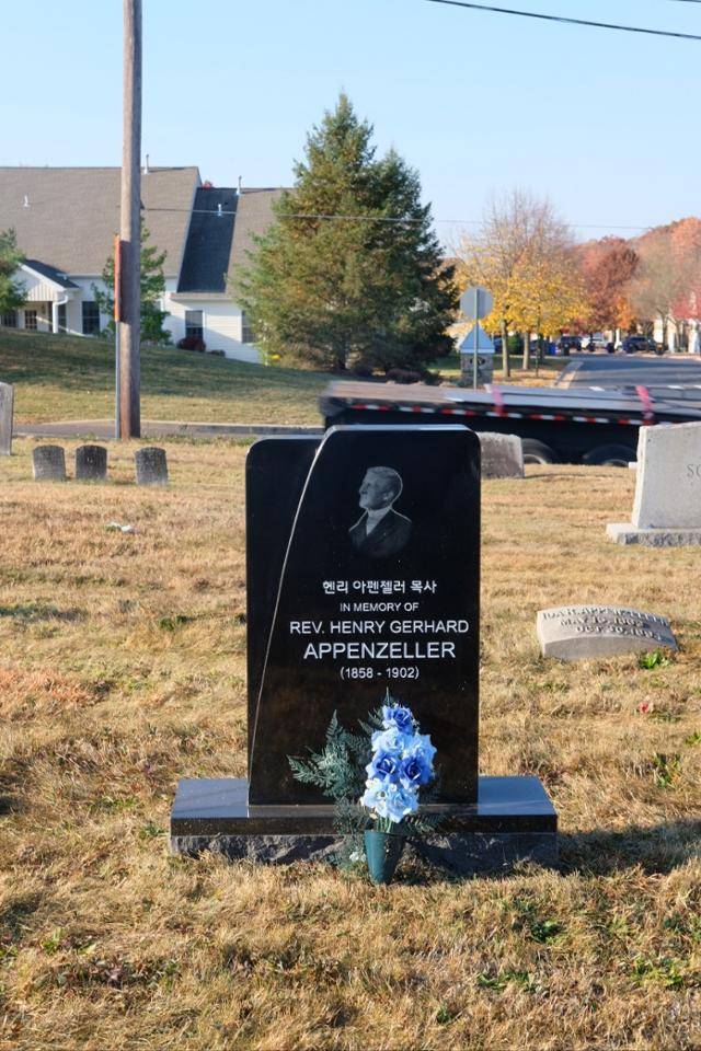 아펜젤러가 다닌 뉴저지주 임마누엘 레이디스 교회 인근에 세워진 묘지는 그의 희생을 되새기게 하는 성지다. 수영에 능통했고, 1등실에 머물러 탈출이 가능했던 아펜젤러는 여학생을 구출하러 선실로 내려갔다가 실종돼 시신을 찾지 못했다.